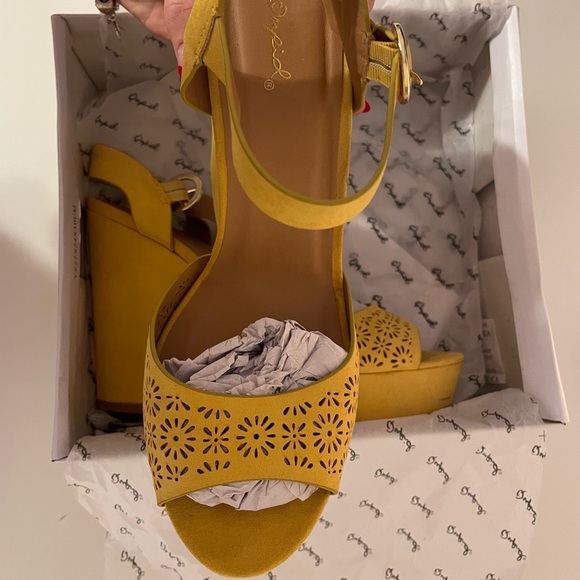 Agace Yellow Suede Heels / Pumps - Picture 2 of 6